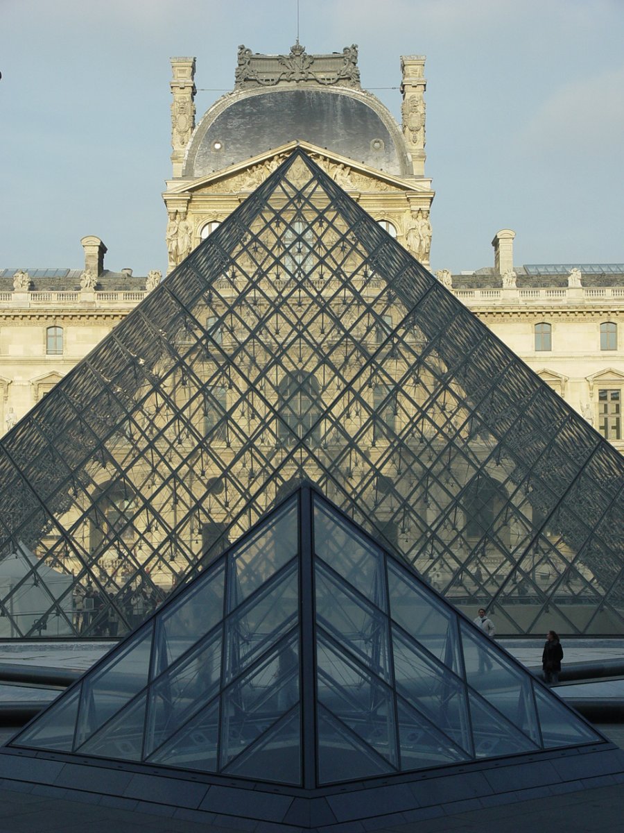 Пирамида в Лувре